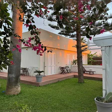 بيت ضيافة Villamaresicilia E Stanze Nel Lungomare إيسبيكا