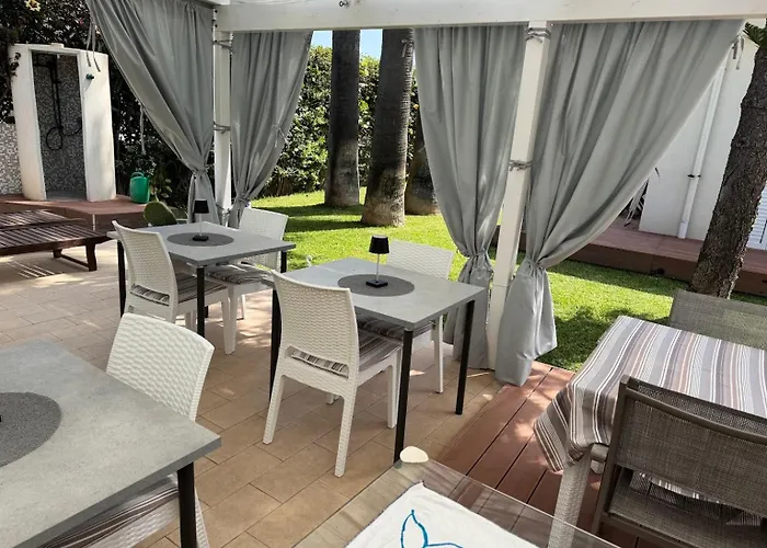 بيت ضيافة Villamaresicilia E Stanze Nel Lungomare إيسبيكا