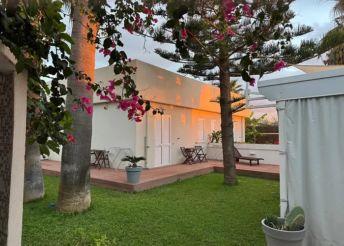 بيت ضيافة Villamaresicilia E Stanze Nel Lungomare إيسبيكا